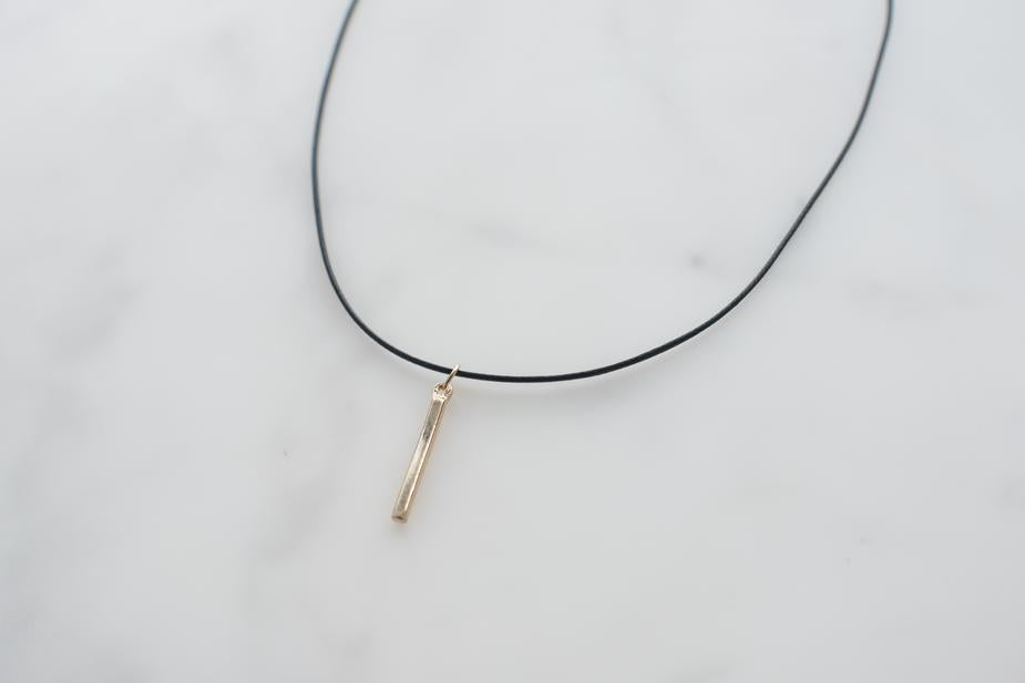 Halsband mit goldenem Anhänger