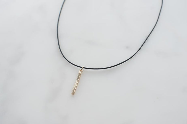 Halsband mit goldenem Anhänger