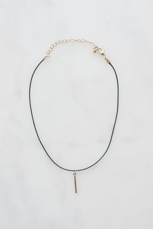 Halsband mit goldenem Anhänger